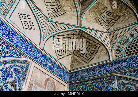 Arabisch Quranic Kalligraphie Witten in Thuluth Skript auf polychrome Kacheln, an der Ecke der Imam Moschee Stockfoto