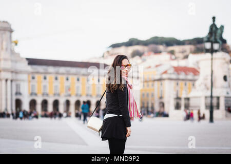 Lächelnd Mitte der erwachsenen Frau am Town Square gegen Gebäude in der Stadt, Lissabon, Portugal Stockfoto