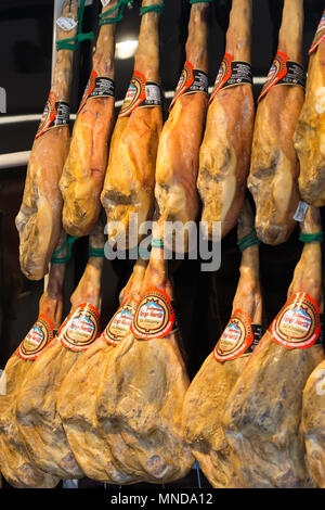 Valez. Supermarkt Fleisch zum Verkauf. Spanien. Frischen Schinken zum Verkauf geheilt. Stockfoto