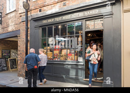 Der Shop, der nicht als Ladengeschäft bezeichnet werden darf, in Shambles York North Yorkshire England Großbritannien Großbritannien Großbritannien Großbritannien Großbritannien Großbritannien Großbritannien Großbritannien Großbritannien Großbritannien Großbritannien Großbritannien Großbritannien Stockfoto