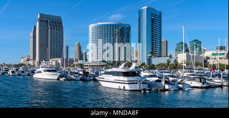 San Diego Marina - Panoramablick auf San Diego Marina, die durch moderne Hochhäuser umgeben, an der San Diego Bucht im Marina District. CA, USA. Stockfoto