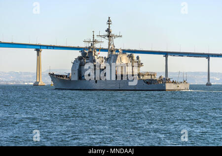 USS Princeton an der San Diego Bucht - Die geführte-missile Cruiser ist Segeln in Richtung Coronado Bridge an seinem Heimathafen der Marinestützpunkt in der Bucht von San Diego, CA, USA Stockfoto