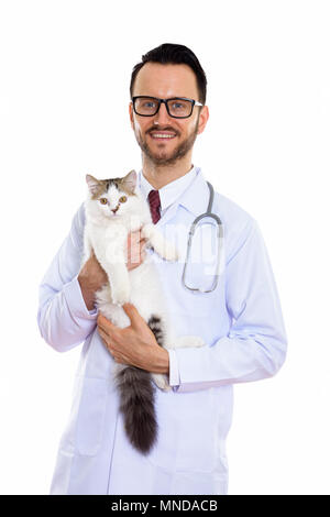 Studio shot Der glückliche junge Mann Arzt lächelnd, während sie süße Katze Stockfoto