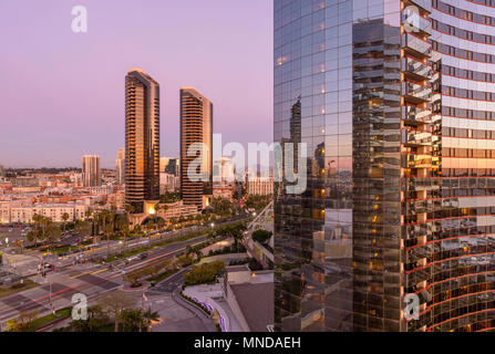 Sonnenuntergang Straße - eine Antenne Sonnenuntergang Blick von East Harbour Drive entlang der Martin Luther King Jr. Promenade im Marina District von San Diego, CA, USA Stockfoto