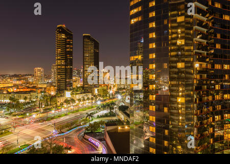 Night Street - Eine Antenne Nacht Blick von Osten Hafen fahren Sie entlang der Martin Luther King Jr. Promenade und eine Linie der San Diego Trolley in Downtown, CA, USA. Stockfoto