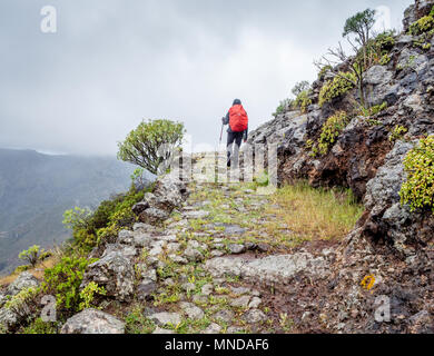 Weibliche walker Verhandlungen über den steilen Rough trails in den Bergen von La Gomera auf den Kanarischen Inseln Stockfoto