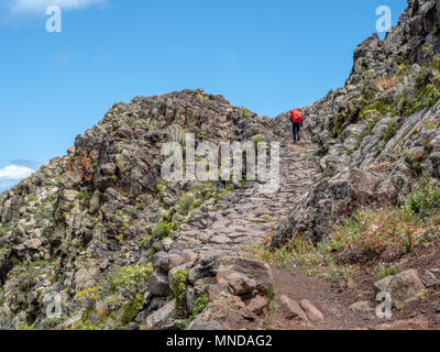 Weibliche walker Verhandlungen über den steilen Rough trails in den Bergen von La Gomera auf den Kanarischen Inseln Stockfoto