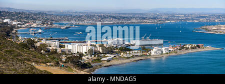 San Diego Bay - einen herrlichen Überblick über nördlich der Bucht von San Diego, von einem hohen Punkt in Cabrillo National Monument, San Diego, Kalifornien, USA. Stockfoto