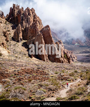 Gehen obwohl die erodierten Zinnen der Roques de Garcia in der Las Canadas Caldera des Teide auf Teneriffa auf den Kanarischen Inseln Stockfoto