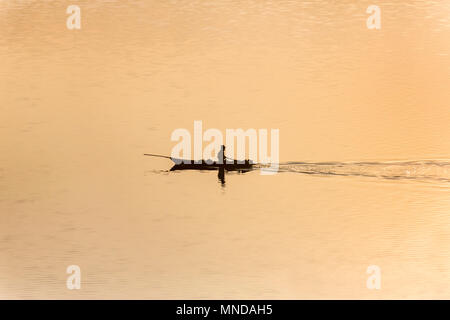 Fischer in Ruderboot auf Bara Pani See bei Sonnenaufgang, Siloah, Meghalaya, Indien Stockfoto
