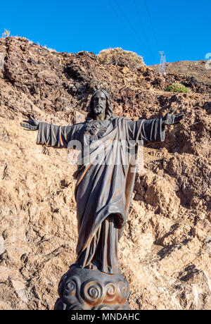 Bronze Skulptur von Jesus Christus in die Pose auf einem ausbrechenden Vulkan von der Seilbahn auf die Spitze des Vulkans Teide auf Teneriffa, Kanarische Inseln Stockfoto