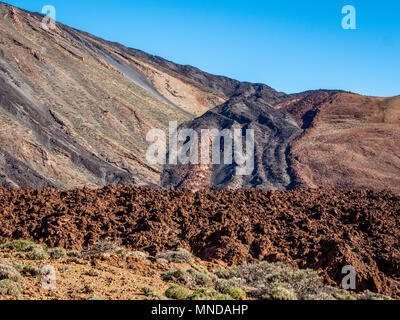 Alten Lavastrom in seinem Abstieg der Kegel des Pico del Teide Vulkan mit Weatherd AA-Lavafront im Vordergrund verfestigte - Teneriffa, Kanarische Inseln Stockfoto