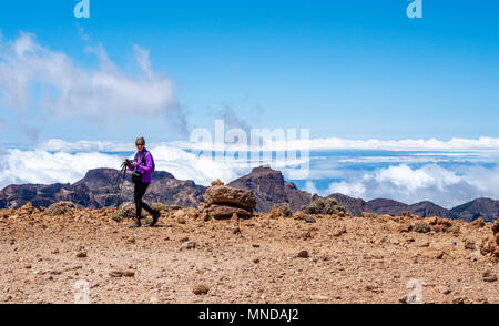 Weibliche Bergsteiger auf dem flachen Gipfel des Montana de Guajara der höchste Gipfel auf der Caldera rim von El Teide auf Teneriffa auf den Kanarischen Inseln Stockfoto