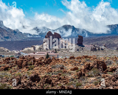 Der Parador de Las Canadas und Roque Cinchado mit den Bergen der Caldera rim darüber hinaus in den Nationalpark Teide Teneriffa Kanarische Inseln Stockfoto
