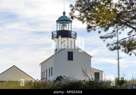 Old Point Loma Lighthouse - low-angle vollständige Ansicht der über Jahrhunderte alte Old Point Loma Lighthouse in Cabrillo National Monument, San Diego, CA Stockfoto