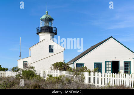 Point Loma Lighthouse - eine vollständige Darstellung von über Jahrhunderte alte Old Point Loma Lighthouse und Nebengebäude in Cabrillo National Monument, San Diego, CA, USA. Stockfoto