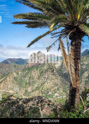 Trail hinunter in die Stadt von Vallehermoso vom Roque El Cano im Norden von La Gomera auf den Kanarischen Inseln beherrscht Stockfoto