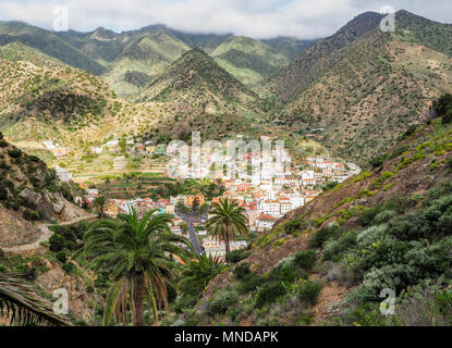 Mit Blick auf die Stadt von Vallehermoso im Norden von La Gomera auf den Kanarischen Inseln Stockfoto