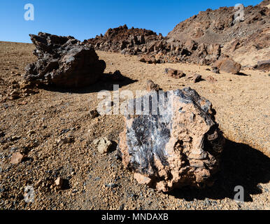 Vulkanische Bomben der Glasigen schwarz Obsidian auf einem bimsstein Basis in der Nähe der Minen von San Jose in Las Canadas Caldera des Teide auf Teneriffa, Kanarische Inseln Stockfoto