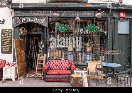 Von außen ein Antiquitätengeschäft in der Albert Road, Fareham, Hampshire, Großbritannien Stockfoto