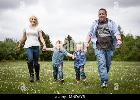 Glückliche Kinder und Eltern als Familie in der Natur Stockfoto