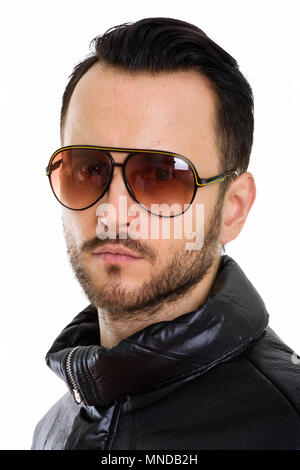 Angesichts der coole junge Mann Sonnenbrille tragen mit Kragen nach unten Stockfoto