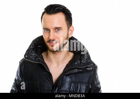 Studio shot von coolen jungen Mann mit offenem Hemdkragen Stockfoto