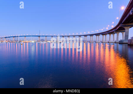 Coronado Bridge in der Dämmerung - Dämmerung Blick auf Coronado Bridge, Wicklung über ruhige Bucht von San Diego, San Diego, Kalifornien, USA. Stockfoto