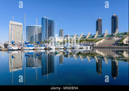 San Diego Marina - einen herrlichen Morgen Blick auf San Diego Marina, die durch moderne Hochhäuser umgeben, auf der Seite der San Diego Bay. San Diego, CA. Stockfoto