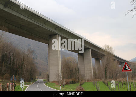 Beton Autobahn Viadukt von der Unterseite der Tal fotografiert. Stockfoto