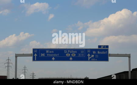 Verkehrszeichen auf der österreichischen Autobahn, die den Weg nach Wien anzeigen Stockfoto