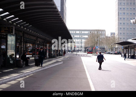 Koblenz, Deutschland - April 08, 2018: Die Menschen sitzen unter dem gedeckten Unterstände der Busbahnhof in der Innenstadt am April 08, 2018 in Koblenz. Stockfoto