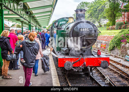 Dampflok6695 in Swanage station in Swanage, Dorset, Großbritannien am 28. Mai 2014 zu ziehen. Stockfoto