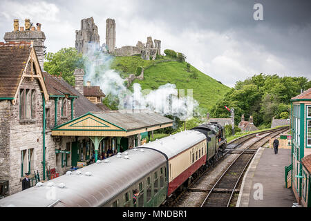 Dampflokomotive Eddystone Herausziehen von Corfe Castle station in Corfe, Dorset, Großbritannien am 29. Mai 2014 getroffen Stockfoto