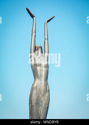 VILNIUS, LITAUEN - 11. MAI 2018: Bronze Skulptur Aukojimas (Das Opfer) Erstellt von Bildhauer und Architekt Arturas Darius Braziunas Asauskas. Stockfoto