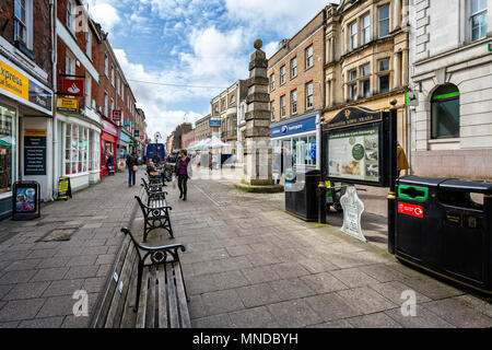 Cornhill Fußgängerzone Straße in Cornhill, Dorchester, Dorset, Großbritannien am 16. April 2018 getroffen Stockfoto