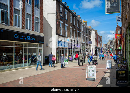 Cornhill Fußgängerzone Straße in Cornhill, Dorchester, Dorset, Großbritannien am 16. April 2018 getroffen Stockfoto