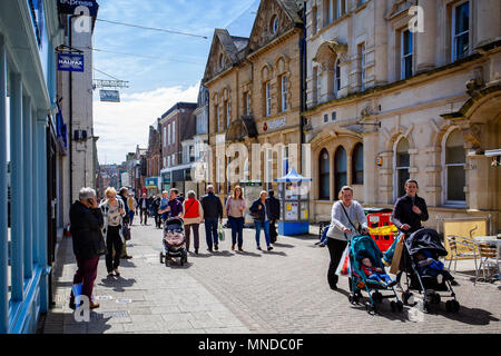 Cornhill Fußgängerzone Straße in Cornhill, Dorchester, Dorset, Großbritannien am 16. April 2018 getroffen Stockfoto