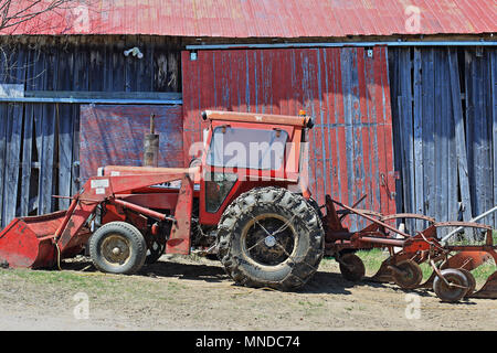 Quebec, Kanada. Eine Farm Traktor vor einer Scheune geparkt Stockfoto