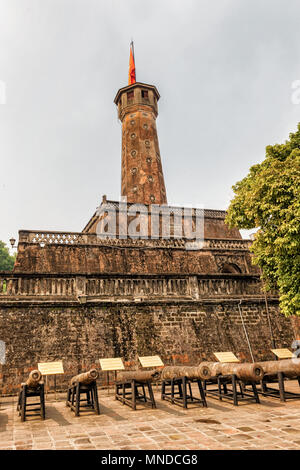 Blick in Hanoi Flag Tower in Dien Bien Phu Street entfernt. Der Turm wurde 1812 gebaut. Stockfoto