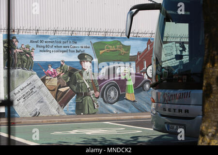 Touristischen Besuch der Falls Road, West Belfast, Mai 2018. Der Falls Road (vom Irischen túath na bhFál und bedeutet "Gebiet der Gehäuse) ist die Hauptstraße durch West Belfast, Nordirland, ausgeführt von Divis Street im Stadtzentrum von Belfast zu Andersonstown in den Vorstädten. Sein Name ist ein Synonym für die republikanische Gemeinschaft in der Stadt, während die benachbarten Shankill Road ist überwiegend Loyalisten, aus der Falls Road durch Frieden Linien getrennt. Die Straße ist in der Regel als der Falls Road, anstatt als fällt weg. Es ist, als die Faas Raa in Ulster-Scots bekannt. [Foto/Paul McErlane Stockfoto