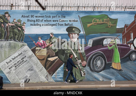 Ein Mann an der am meisten von Touristen besucht, der Falls Road, West Belfast, Mai 2018. Der Falls Road (vom Irischen túath na bhFál und bedeutet "Gebiet der Gehäuse) ist die Hauptstraße durch West Belfast, Nordirland, ausgeführt von Divis Street im Stadtzentrum von Belfast zu Andersonstown in den Vorstädten. Sein Name ist ein Synonym für die republikanische Gemeinschaft in der Stadt, während die benachbarten Shankill Road ist überwiegend Loyalisten, aus der Falls Road durch Frieden Linien getrennt. Die Straße ist in der Regel als der Falls Road, anstatt als fällt weg. Es ist, als die Faas Raa in bekannten Stockfoto