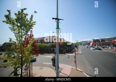 Touristischen Besuch der Falls Road, West Belfast, Mai 2018. Der Falls Road (vom Irischen túath na bhFál und bedeutet "Gebiet der Gehäuse) ist die Hauptstraße durch West Belfast, Nordirland, ausgeführt von Divis Street im Stadtzentrum von Belfast zu Andersonstown in den Vorstädten. Sein Name ist ein Synonym für die republikanische Gemeinschaft in der Stadt, während die benachbarten Shankill Road ist überwiegend Loyalisten, aus der Falls Road durch Frieden Linien getrennt. Die Straße ist in der Regel als der Falls Road, anstatt als fällt weg. Es ist, als die Faas Raa in Ulster-Scots bekannt. [Foto/Paul McErlane Stockfoto