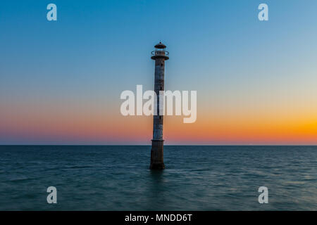 Skew Leuchtturm an der Ostsee. Späten Sonnenuntergang. Kiipsaare, Harilaid, Saaremaa, Estland, Europa. Stockfoto