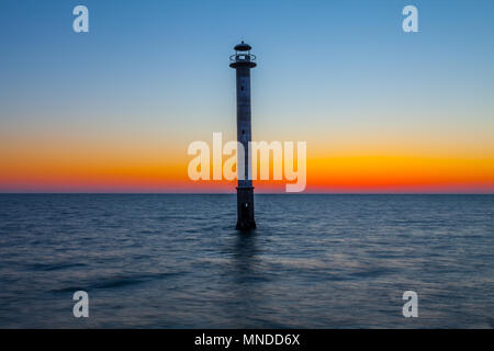 Skew Leuchtturm an der Ostsee. Späten Sonnenuntergang. Kiipsaare, Harilaid, Saaremaa, Estland, Europa. Stockfoto