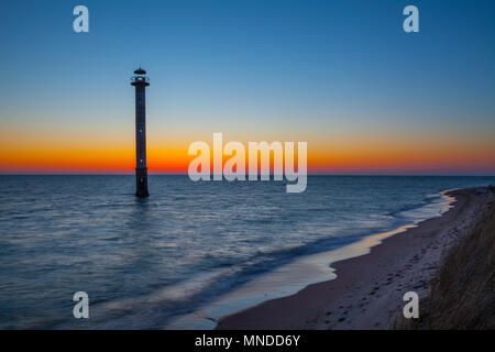 Skew Leuchtturm an der Ostsee. Späten Sonnenuntergang. Kiipsaare, Harilaid, Saaremaa, Estland, Europa. Stockfoto