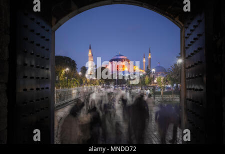 Die Hagia Sophia fotografiert von innerhalb der Tore von die Blaue Kirche, Istanbul, Türkei. Gekräht flow zwischen den beiden verschwimmen, mit der langen Belichtungszeit. Stockfoto