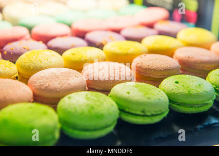 Sortiment Bunte macarons für den Verkauf im Shop. Reihen von makronen in Candy Shop, Storefront mit Süßigkeiten, Cafe präsentieren. Traditionelle französische Mandel ca Stockfoto