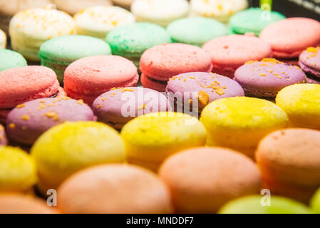 Sortiment Bunte macarons für den Verkauf im Shop. Reihen von makronen in Candy Shop, Storefront mit Süßigkeiten, Cafe präsentieren. Traditionelle französische Mandel ca Stockfoto