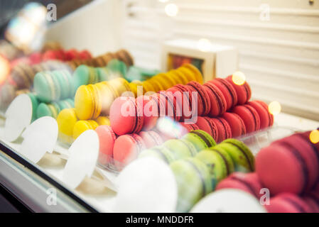 Sortiment Bunte macarons für den Verkauf im Shop. Reihen von makronen in Candy Shop, Storefront mit Süßigkeiten, Cafe präsentieren. Traditionelle französische Mandel ca Stockfoto